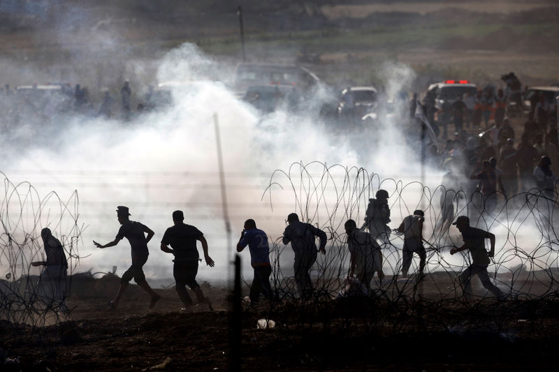 © Reuters. Soldados israelíes matan a cuatro palestinos mientras se reanudan protestas