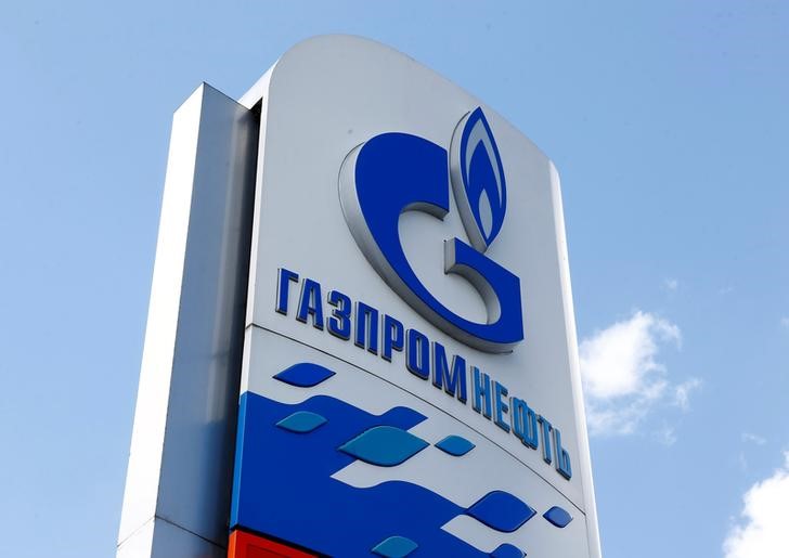 © Reuters. Логотип Газпромнефти на АЗС в Минске