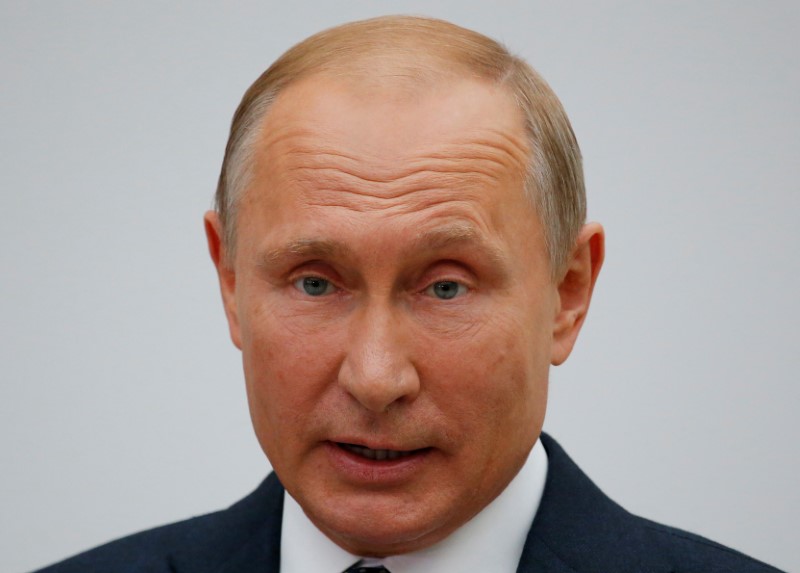 © Reuters. وكالة: بوتين يقول الكرة في ملعب أمريكا لتحسين العلاقات