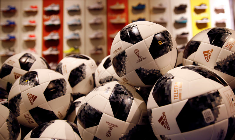 © Reuters. Los inversores buscan a las empresas ganadoras para marcar un golazo en el Mundial