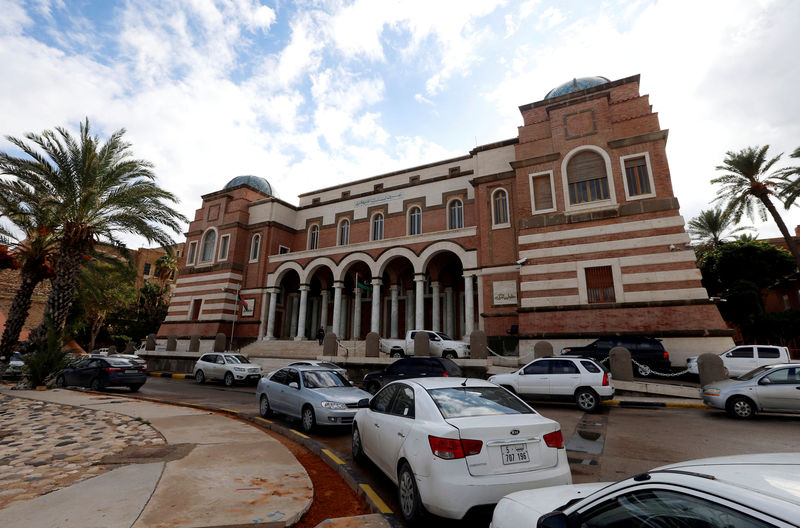 © Reuters. FILE PHOTO: Cars are parked outside the Central Bank of Libya in Tripoli