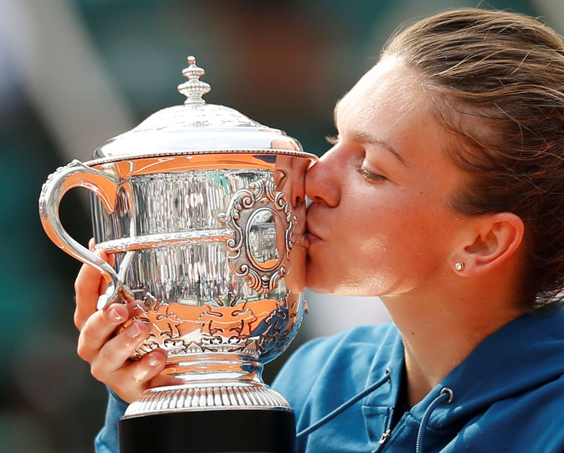 © Reuters. La tenista rumana Simona Halep besa ek trofeo de Ronald Garros tras ganar su primer Grand Slam.