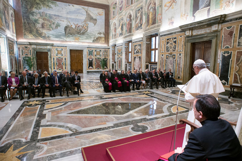 © Reuters. Pope Francis speaks to oil and energy leaders during a private meeting at the Vatican