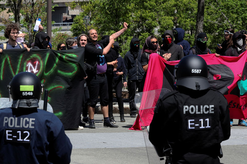 © Reuters. التشديد الأمني يحبط احتجاجات متفرقة ضد قمة مجموعة السبع في كندا