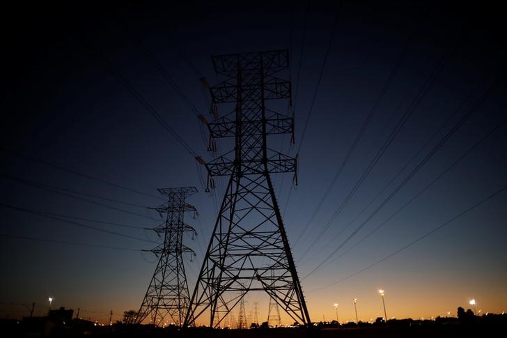 © Reuters. Linhas de transmissão de energia