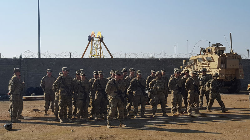© Reuters. Soldados estadounidenses se reúnen en una base al norte de Mosul, en Irak. Imagen de archivo.