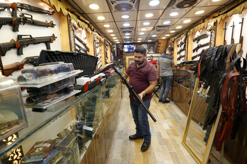© Reuters. انتعاش متاجر السلاح في بغداد بعد إعادة النظر في حيازة الأسلحة