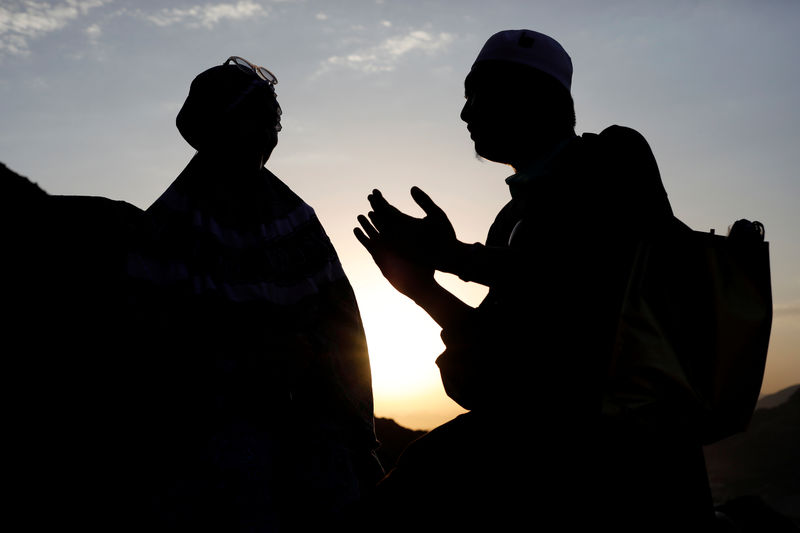 © Reuters. على جبل النور.. حجاج يتلمسون خطى النبي محمد إلى غار حراء