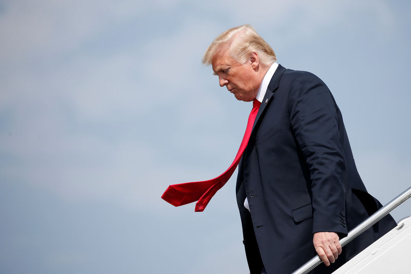 © Reuters. El presidente de Estados Unidos, Donald Trump, baja del avión presidencial en Morristown, Nueva Jersey.