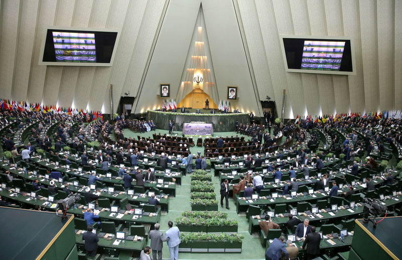 © Reuters. أعضاء في البرلمان الإيراني يبدأون إجراءات لمساءلة وزير المالية