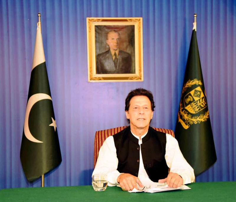 © Reuters. Pakistan's PM Khan speaks to the nation in his first televised address in Islamabad