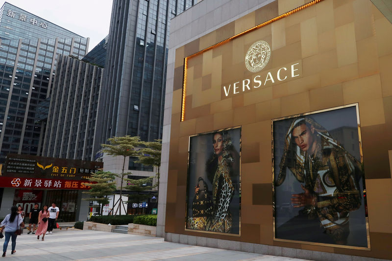 © Reuters. FILE PHOTO: Shopping windows of Italian luxury brand Versace are seen outside a shopping mall in Xiamen