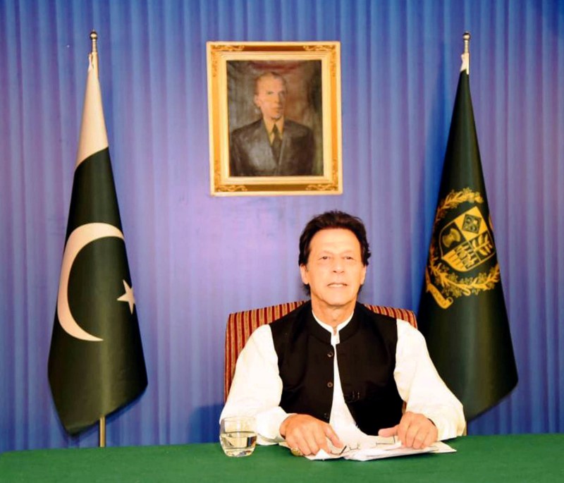 © Reuters. رئيس وزراء باكستان الجديد يدعو مواطنيه للتقشف والأغنياء لدفع الضرائب