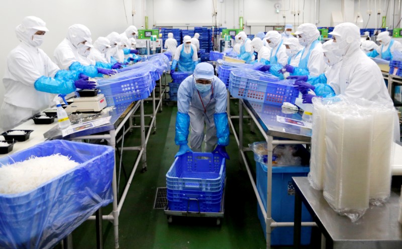 © Reuters. استطلاع لرويترز :الشركات اليابانية ترحب بالعمالة الأجنبية الماهرة