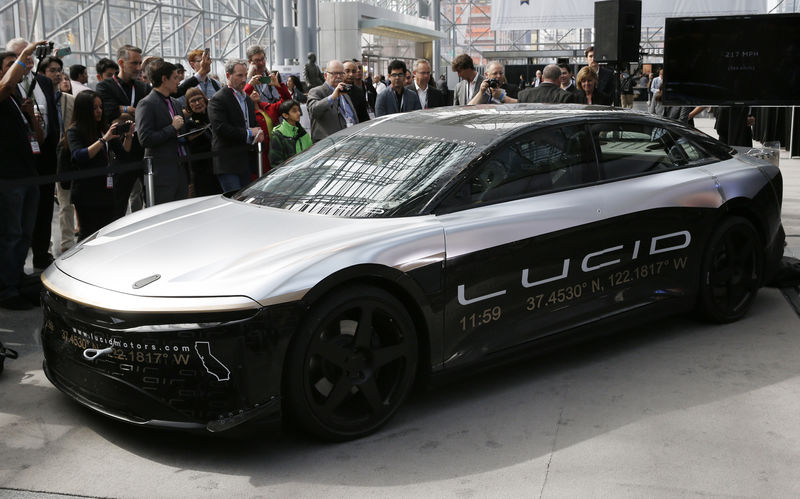 © Reuters. Foto de archivo: El auto de prueba de velocidad Lucid Air se exhibe en el Salón Internacional del Automóvil de Nueva York 2017 en la Ciudad de Nueva York, Estados Unidos