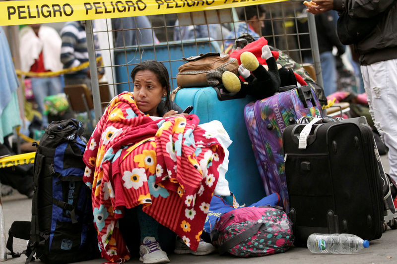 © Reuters. Una migrante venezolana espera en fila para registrar su entrada en Ecuador, en el Puente Internacional de Rumichaca, en Tulcán, Ecuador