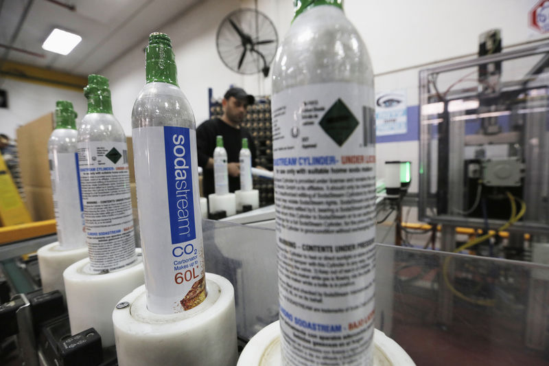 © Reuters. Carbonator bottles are seen at the SodaStream factory in the West Bank Jewish settlement of Maale Adumim