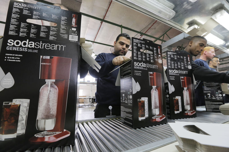 © Reuters. Employees pack boxes of the SodaStream product at the factory in the West Bank Jewish settlement of Maale Adumim