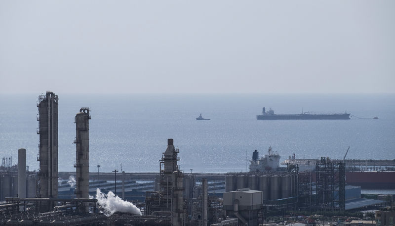 © Reuters. FILE PHOTO: A general view shows a unit of South Pars Gas field in Asalouyeh Seaport