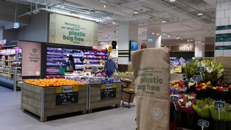 © Reuters. Shoppers browse a plastic bag-free supermarket in Sydney