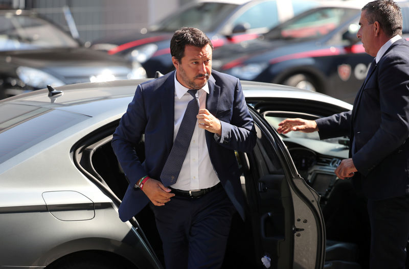 © Reuters. Italian Interior Minister Matteo Salvini arrives before the state funeral of the victims of the Morandi Bridge collapse, at the Genoa Trade Fair and Exhibition Centre in Genoa