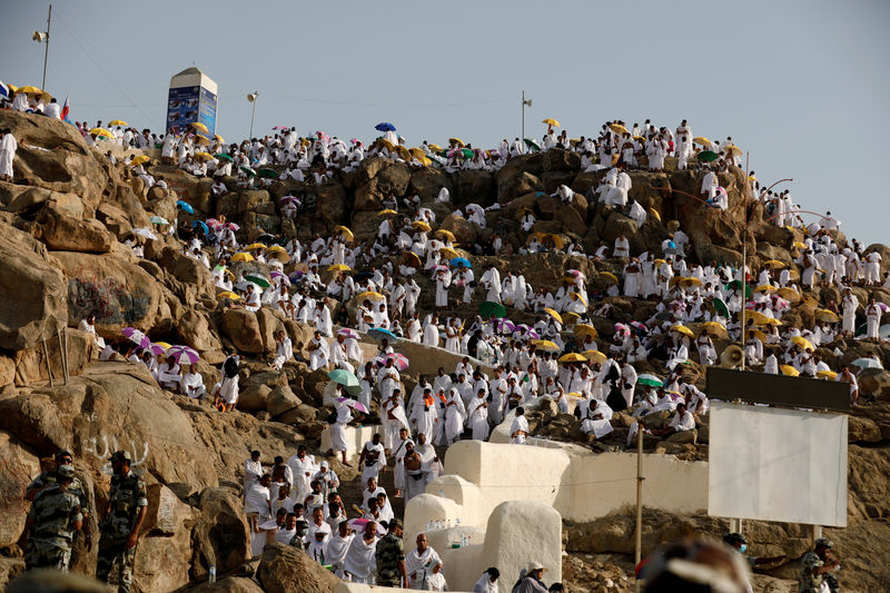 © Reuters. طلبا للمغفرة .. حجاج بيت الله يقفون على جبل عرفات