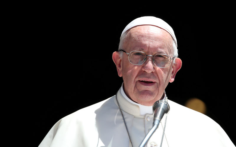 © Reuters. El papa escribe una carta a los católicos sobre caso abusos sexuales y promete poner a los encubrimientos