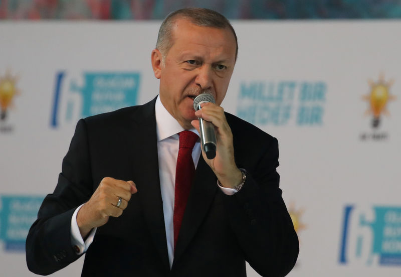 © Reuters. Un desafiante Erdogan plantea la crisis turca en términos religiosos y patrióticos