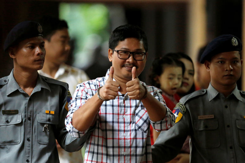 © Reuters. Polícia escolta jornalista da Reuters Wa Lone na chegada a tribunal para audiência em Yangon