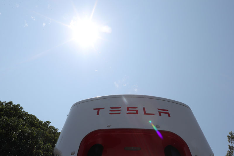 © Reuters. A Tesla electric car supercharger station is seen in Los Angeles