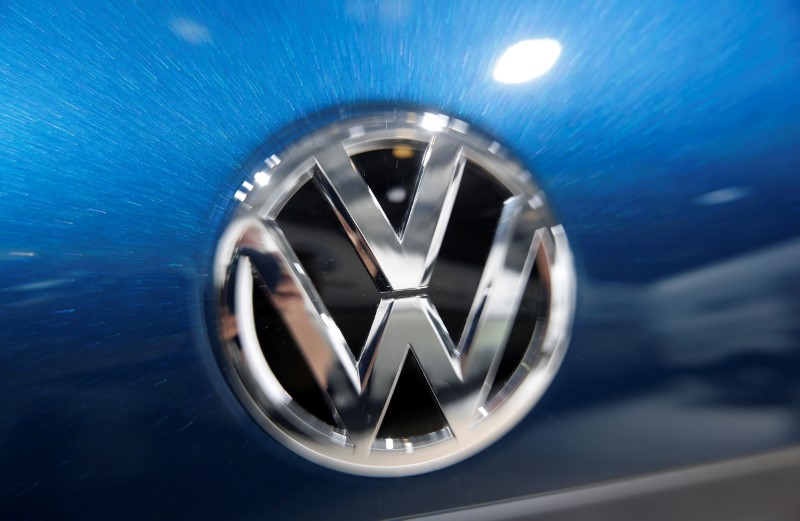 © Reuters. Volkswagen logo is pictured during the Volkswagen Group's annual general meeting in Berlin