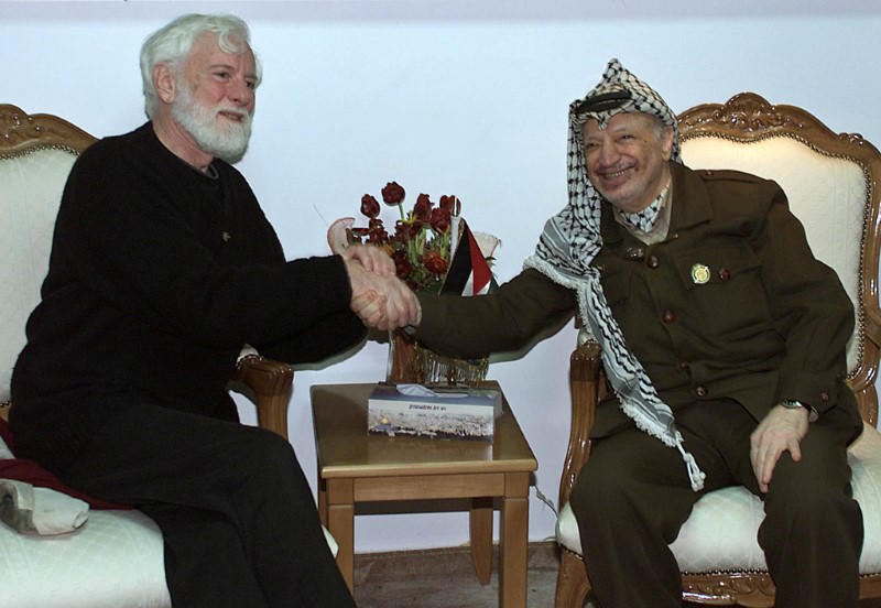 © Reuters. وفاة أوري أفنيري أول صحفي إسرائيلي يلتقى ياسر عرفات