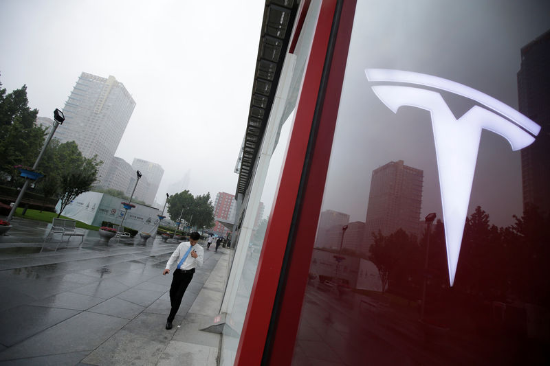 © Reuters. Логотип Tesla на здании офиса компании в Пекине