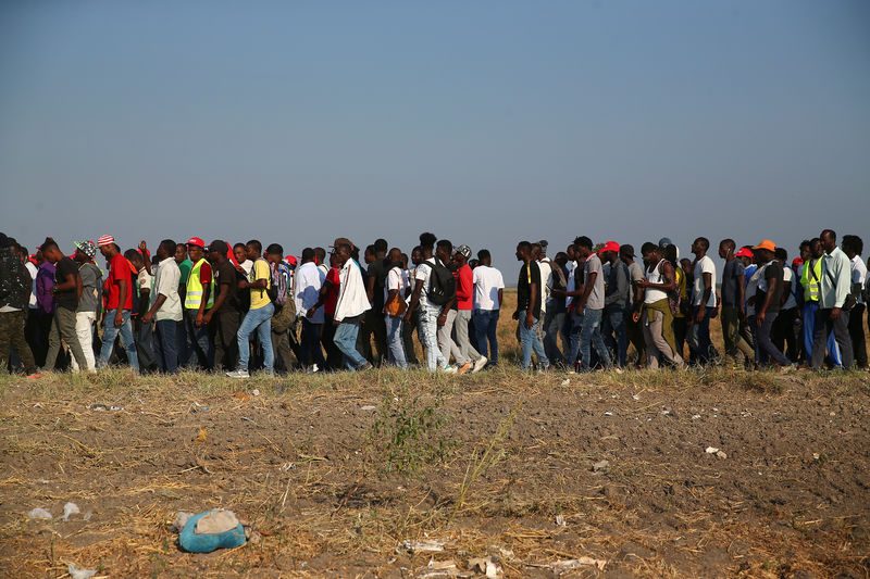 © Reuters. Imigrantes africanos protestam contra condições de trabalho na Itália