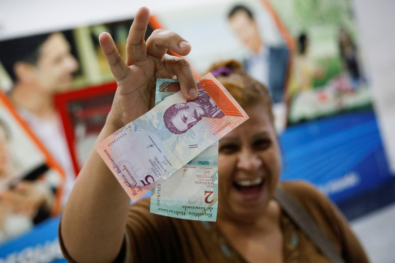 © Reuters. فنزويلا تلغي خمسة أصفار من الأسعار مع ارتفاع التضخم
