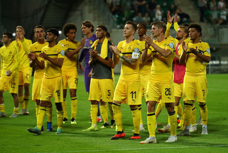 © Reuters. دورتموند يفلت من مفاجأت كأس المانيا بفضل هدفين متأخرين
