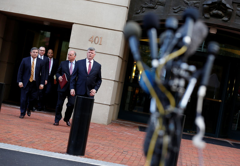 © Reuters. Defense attorneys Downing (R), Zehnle (2nd R) and Westling (L) walk at the end of the third day of jury deliberations in the trial against Paul Manafort in Alexandria, Virginia