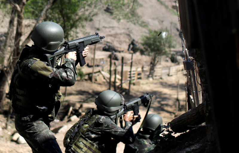 © Reuters. Soldados do Exército durante operação no Complexo do Alemão, no Rio de Janeiro