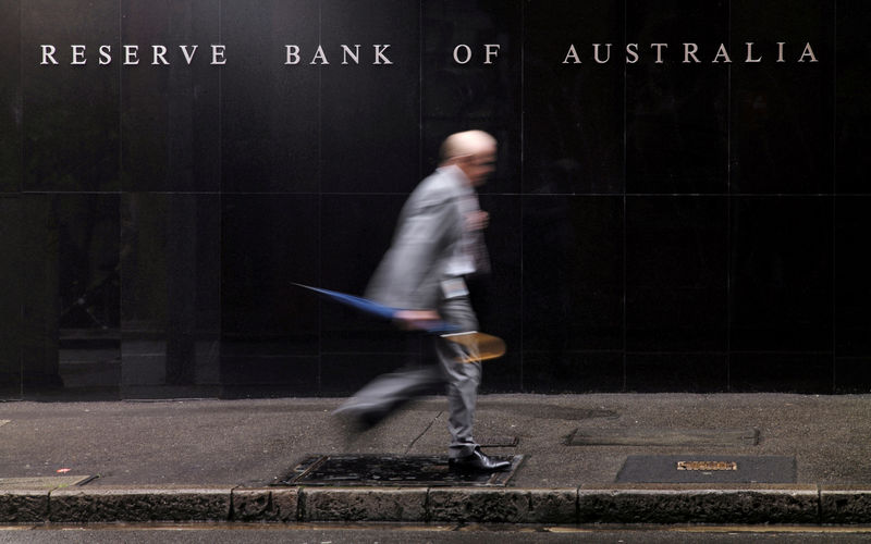 © Reuters. FILE PHOTO: Man walks past the headquarters of Australia's Reserve Bank in Sydney