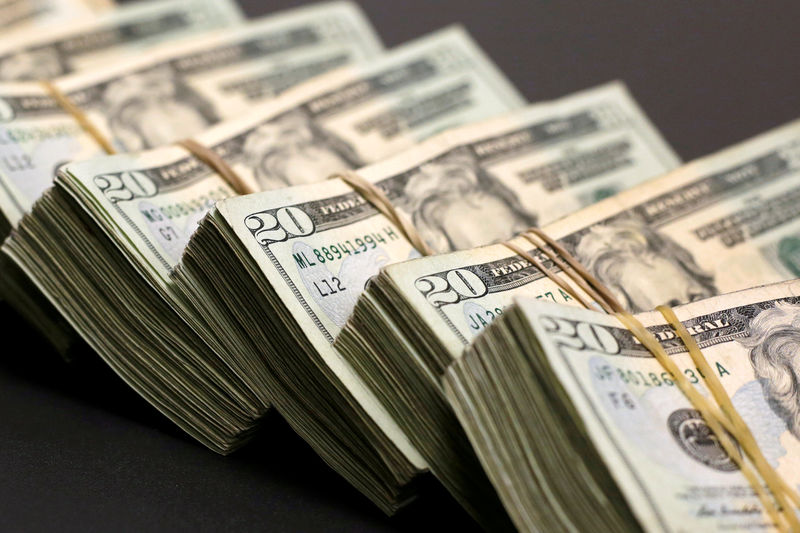 © Reuters. FILE PHOTO: Bundles of banknotes of U.S. Dollar are pictured at a currency exchange shop in Ciudad Juarez