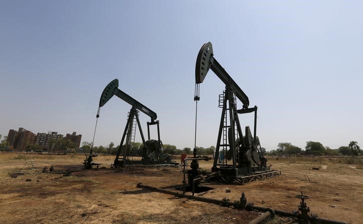 © Reuters. ONGC wells are pictured in an oil field on the outskirts of the western city of Ahmedabad