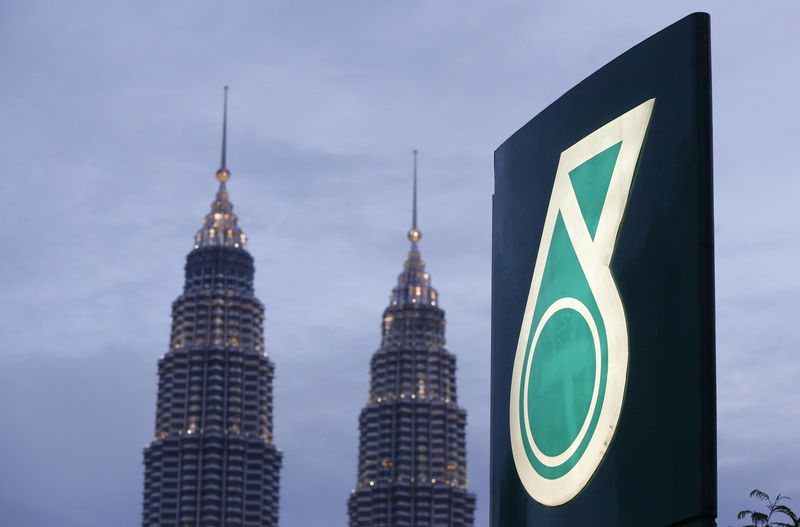 © Reuters. The logo of a Petronas fuel station is seen with the Petronas Twin Towers in the background in Kuala Lumpur