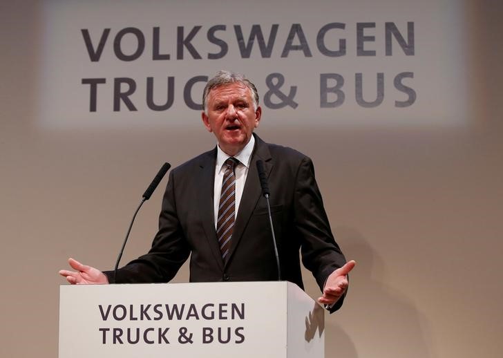 © Reuters. Volkswagen Truck & Bus GmbH CEO Andreas Renschler attends a joint news conference with Hino Motors President Yoshio Shimo in Tokyo