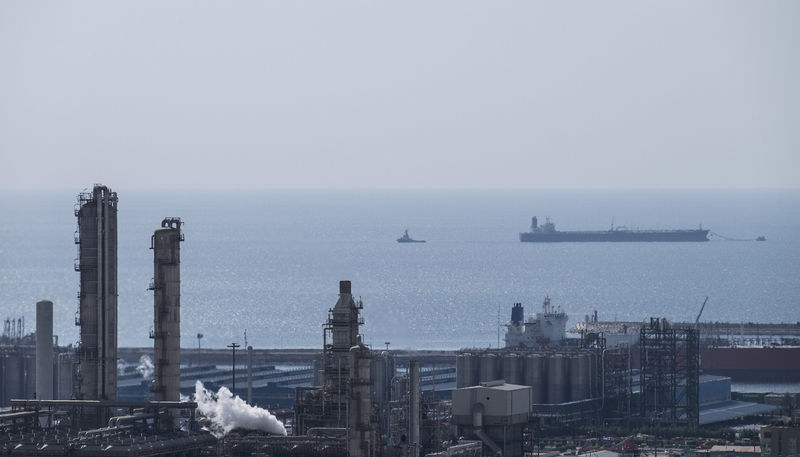 © Reuters. FILE PHOTO: A general view shows a unit of the South Pars gas field in Asalouyeh Seaport