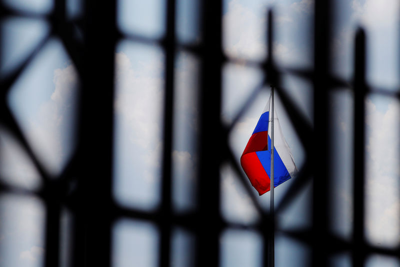 © Reuters. Флаг России над посольством РФ в Вашингтоне