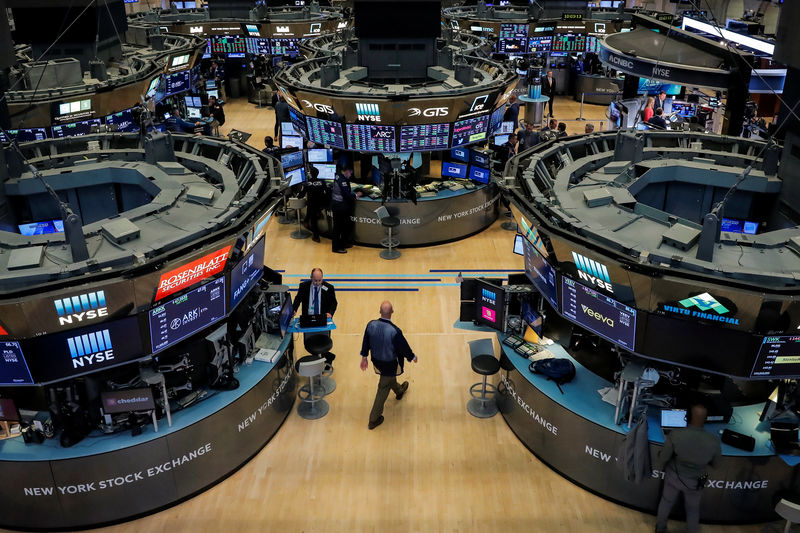 © Reuters. Traders work on the floor of the NYSE in New York