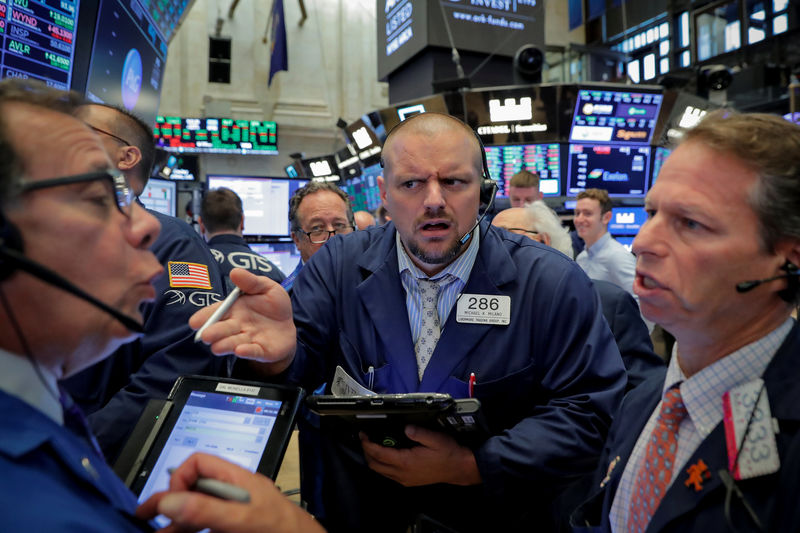 © Reuters. Traders work on the floor of the NYSE in New York