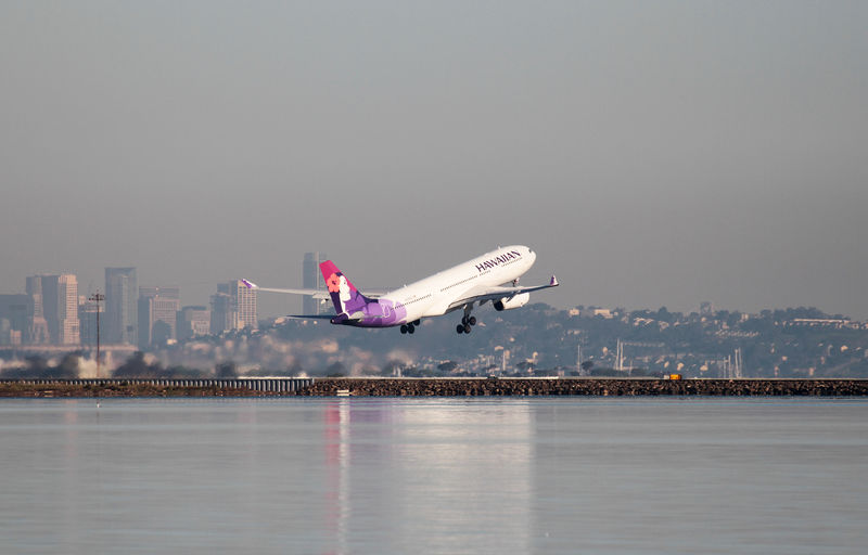 © Reuters. FILE PHOTO - A Hawaiian Airlines Airbus A330-200 takes off at San Francisco International Airport, San Francisco
