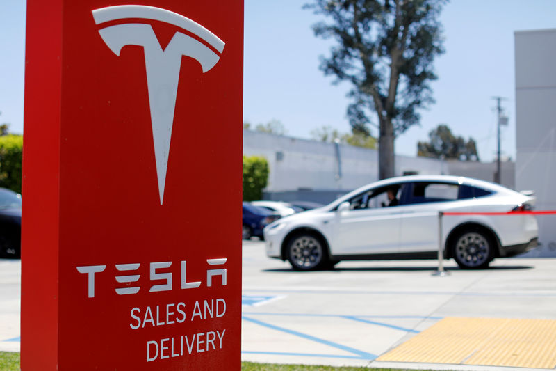 © Reuters. FILE PHOTO: A Tesla sales and service center is shown in Costa Mesa, California