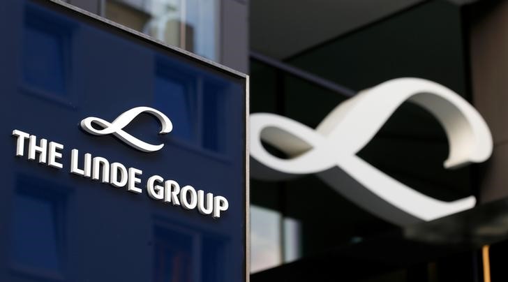 © Reuters. Linde Group logo is seen at its headquarters in Munich